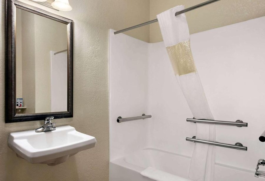 Baymont by Wyndham Elizabeth City — Bathroom