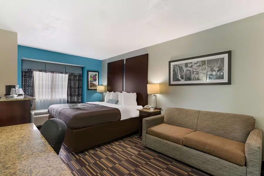 Baymont by Wyndham Elizabeth City — Guest room
