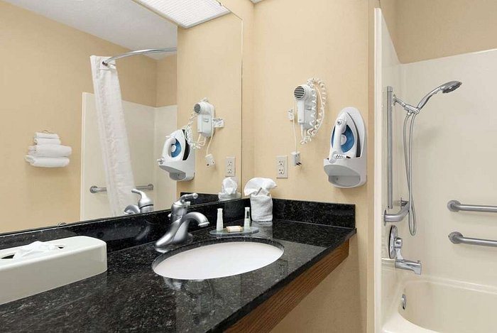 Baymont by Wyndham Eufaula — Bathroom