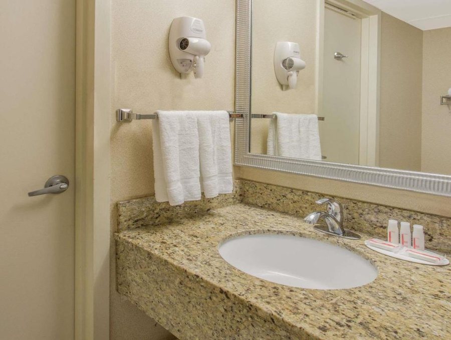 Baymont by Wyndham Fayetteville — Bathroom