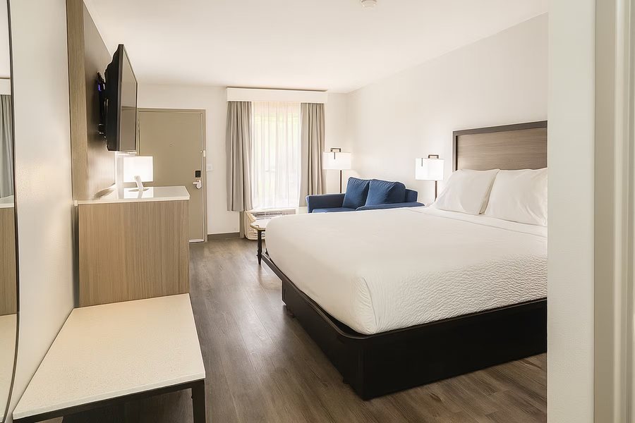 Baymont by Wyndham Fayetteville — Guest room