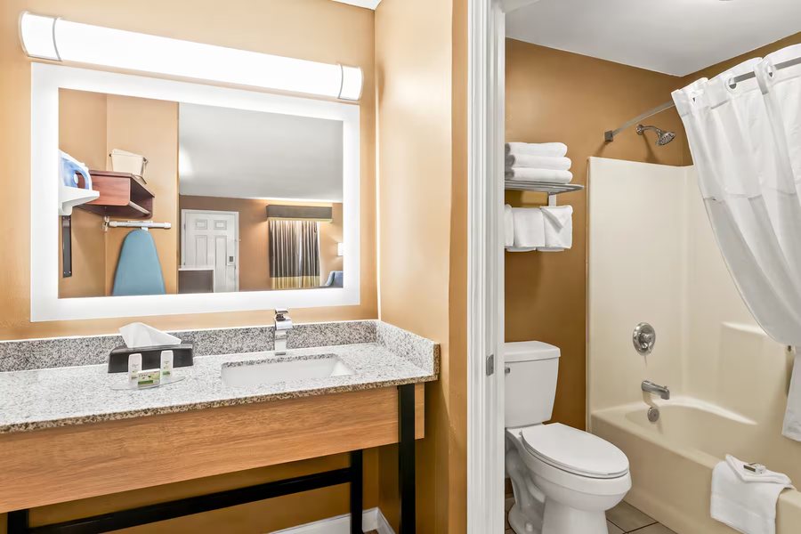 Baymont by Wyndham Forest City — Bathroom