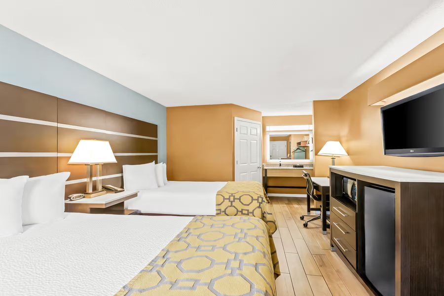 Baymont by Wyndham Forest City — Guest room