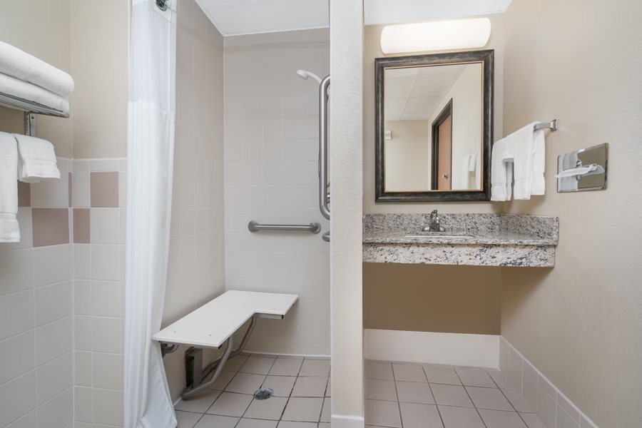 Baymont by Wyndham Fort Dodge — Bathroom