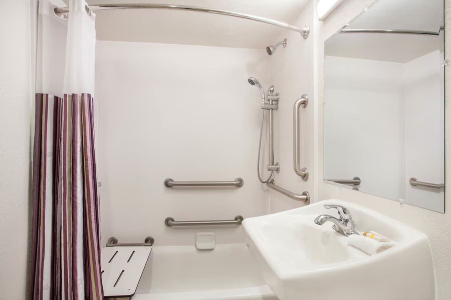 Baymont by Wyndham Fort Myers Airport — Bathroom