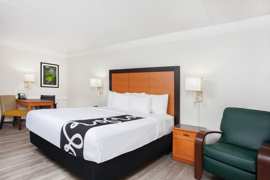 Baymont by Wyndham Fort Myers Airport — Guest room