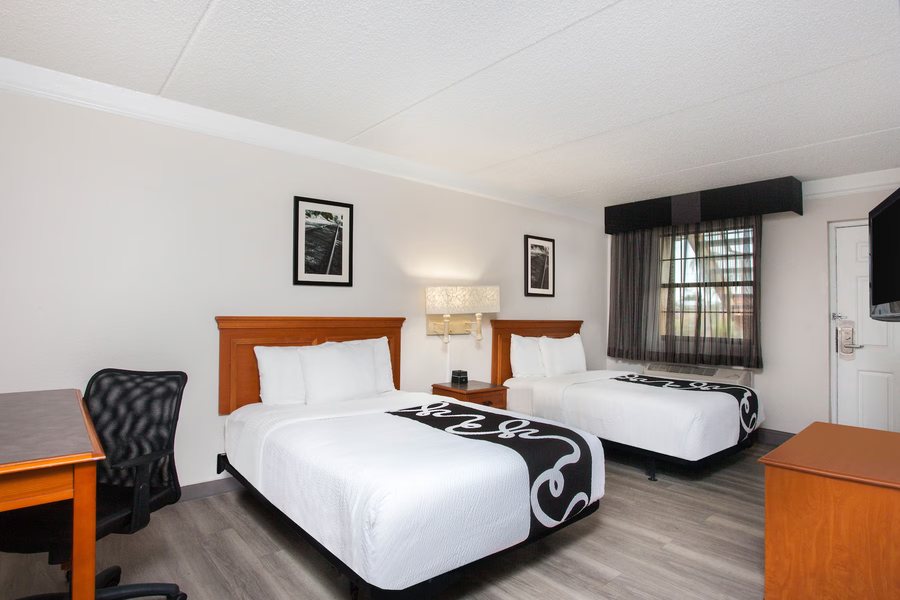 Baymont by Wyndham Fort Myers Central — Guest room