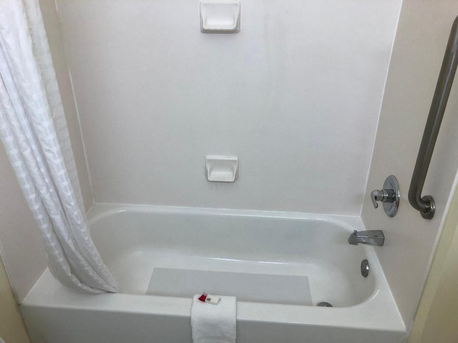Baymont by Wyndham Fort Wayne — Bathroom