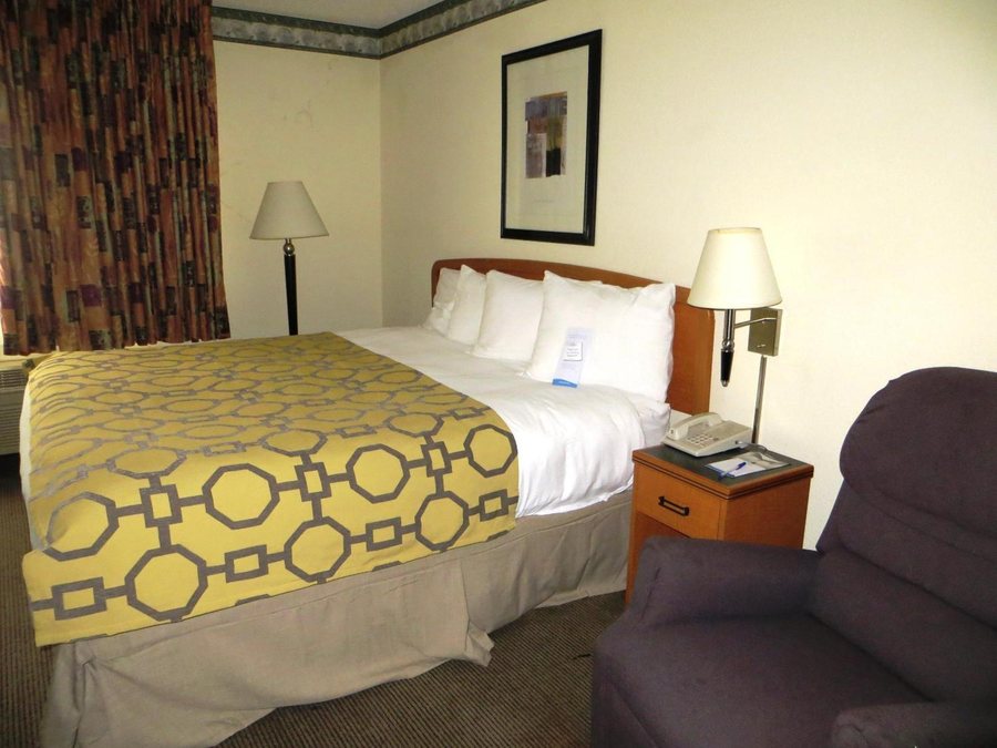 Baymont by Wyndham Fort Wayne — Guest room
