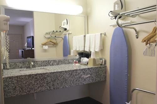 Baymont by Wyndham Franklin Cool Springs — Bathroom