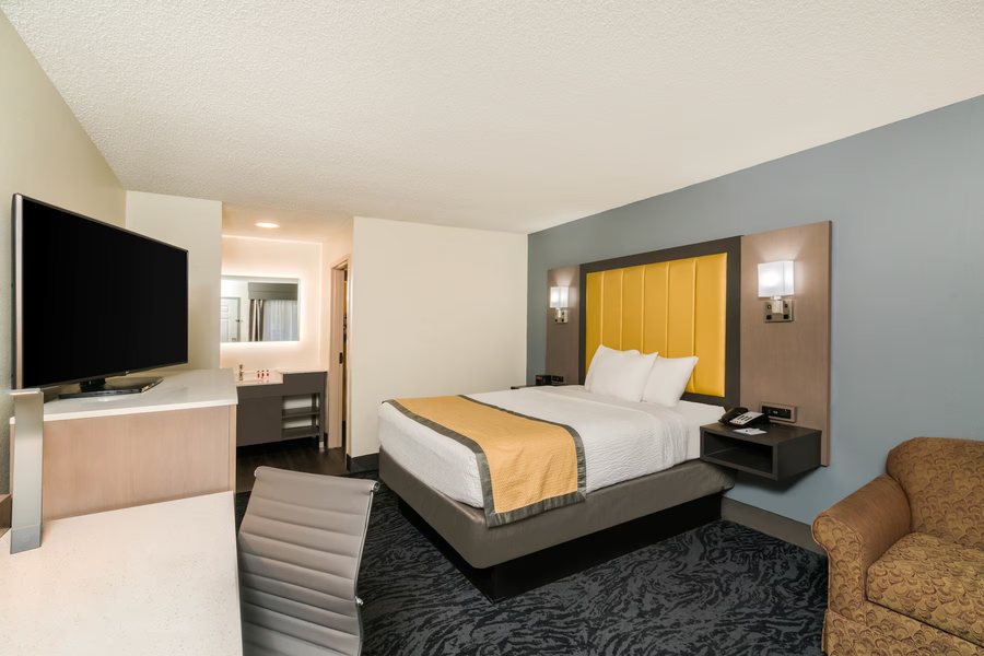 Baymont by Wyndham Franklin Cool Springs — Guest room