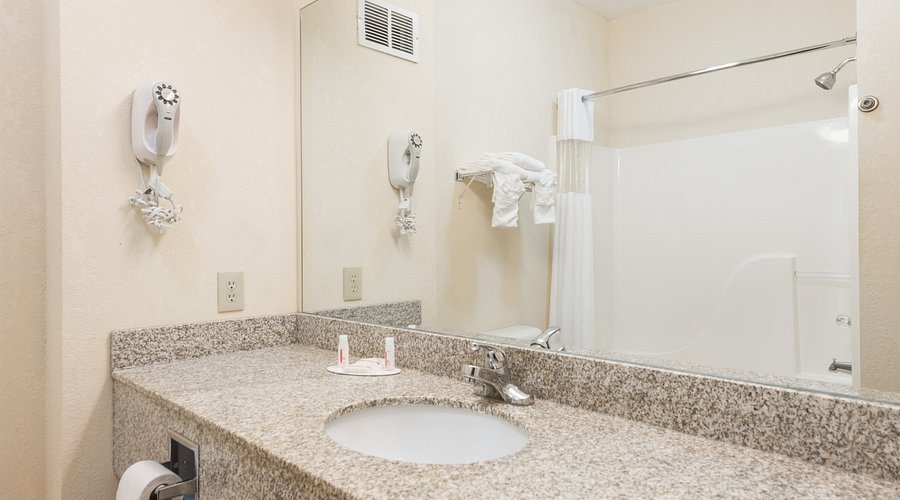Baymont By Wyndham Ft Leonard saint Robert — Bathroom