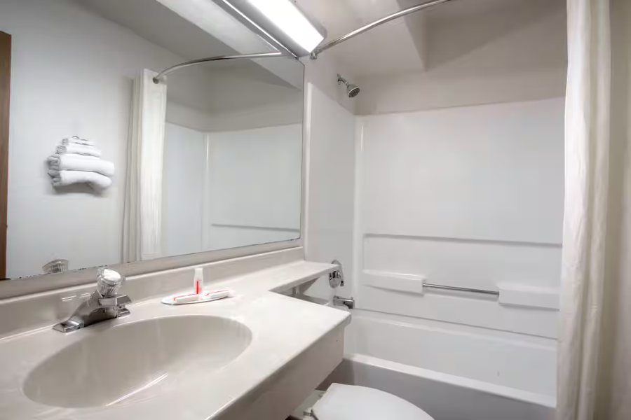 Baymont By Wyndham Gainesville — Bathroom