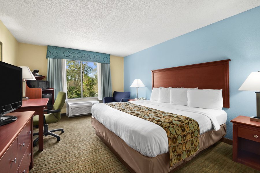 Baymont By Wyndham Gainesville — Guest room
