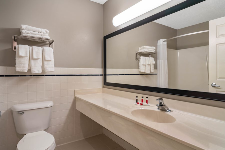 Baymont by Wyndham Gallatin — Bathroom