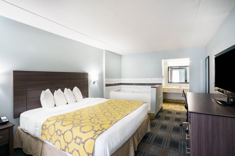 Baymont by Wyndham Gallatin — Guest room