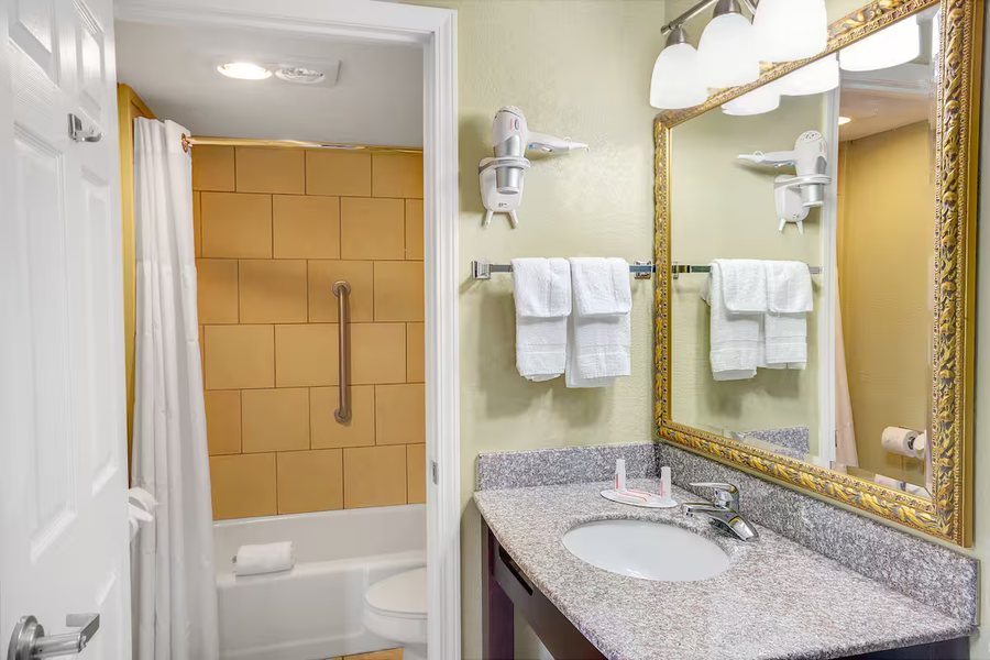 Baymont by Wyndham Gatlinburg on the River — Bathroom