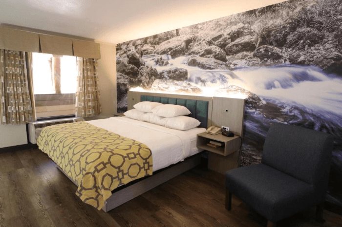 Baymont by Wyndham Gatlinburg on the River — Guest room