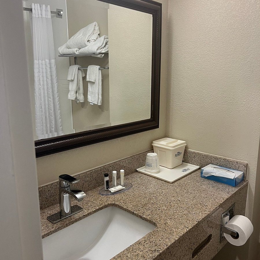 Baymont by Wyndham Georgetown Near Georgetown Marina — Bathroom