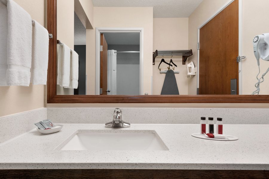 Baymont by Wyndham Glendive — Bathroom