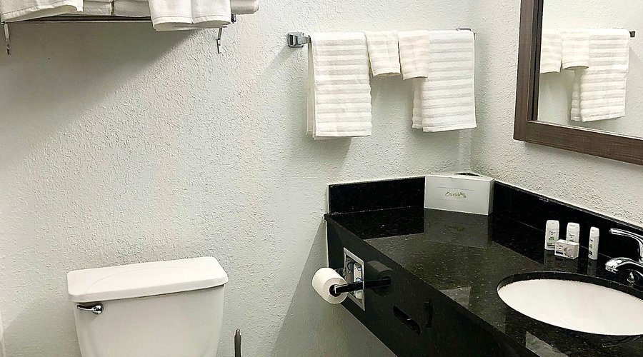 Baymont by Wyndham Glenwood — Bathroom