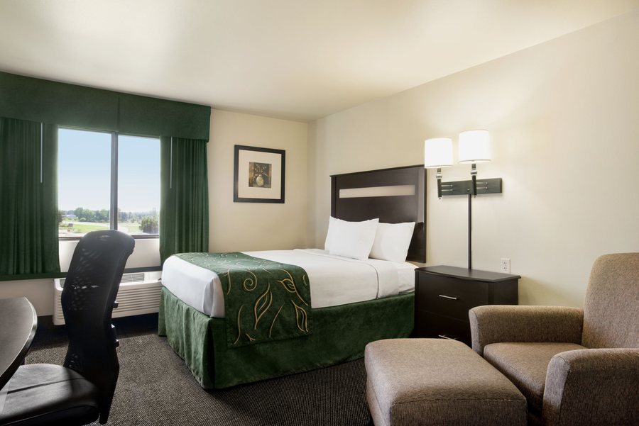 Baymont by Wyndham Glenwood — Guest room
