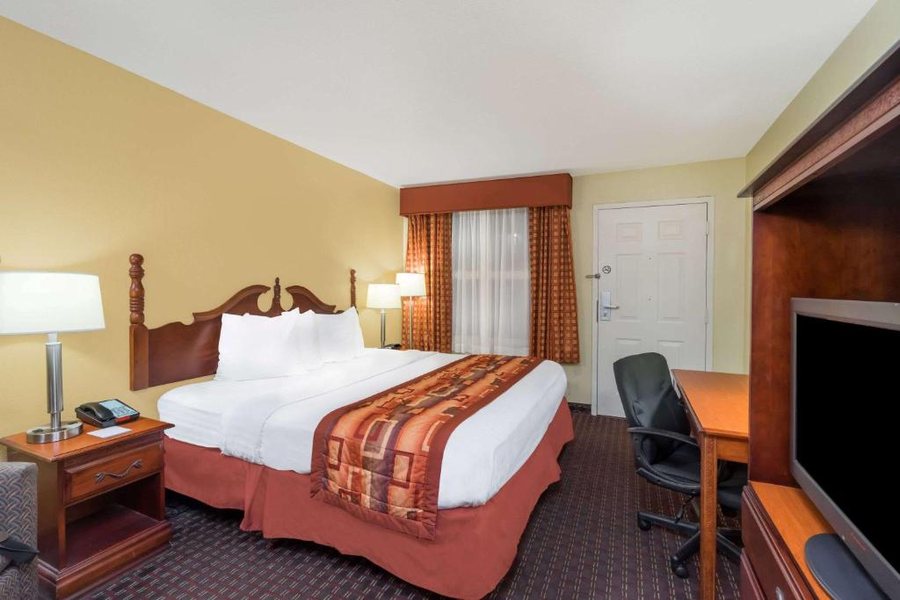 Baymont by Wyndham Goodlettsville — Guest room