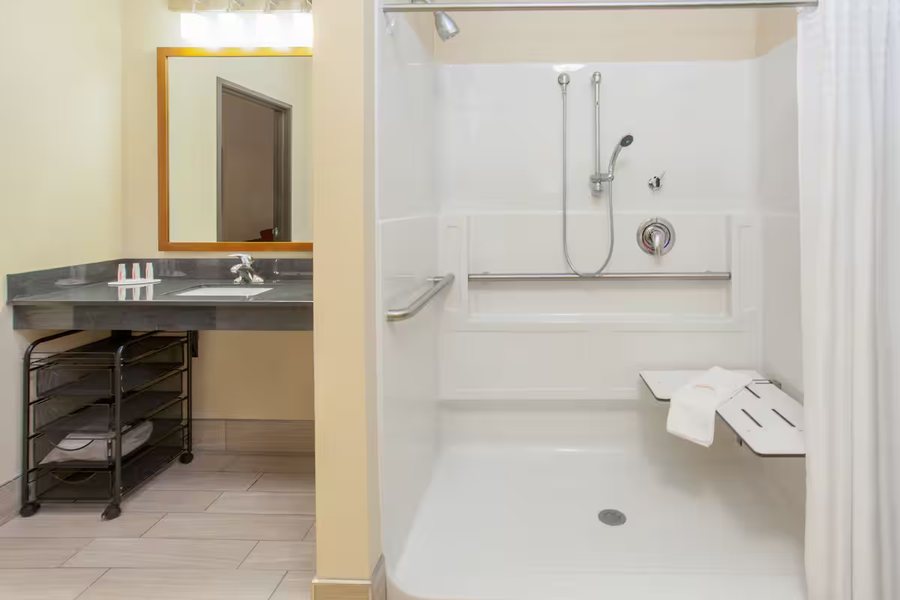 Baymont By Wyndham Grand Forks — Bathroom