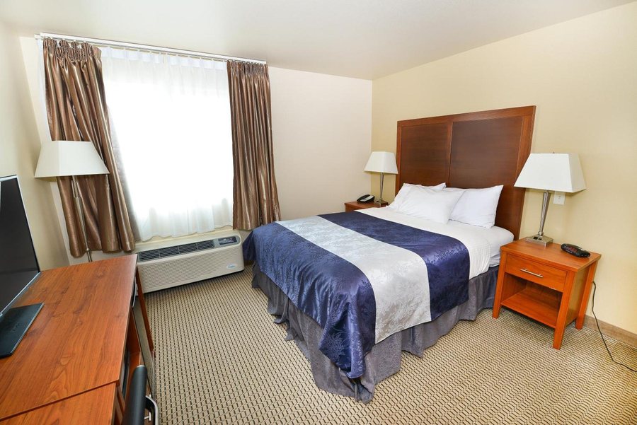 Baymont By Wyndham Grand Forks — Guest room