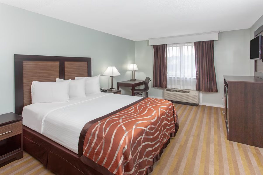 Baymont by Wyndham Grand Haven — Guest room