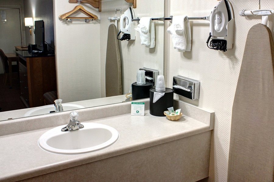 Baymont by Wyndham Grand Junction — Bathroom