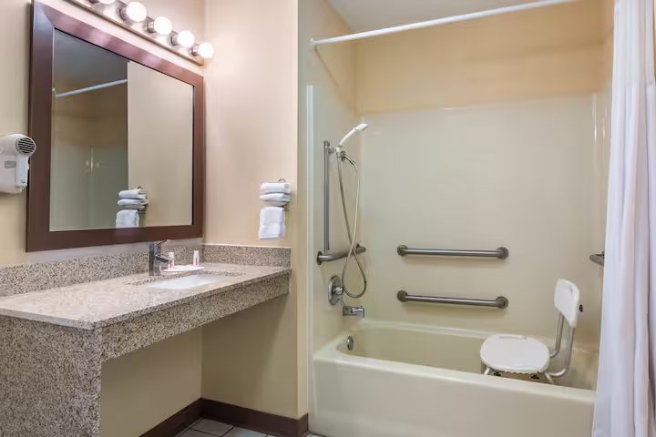 Baymont by Wyndham Greenville Woodruff Rd — Bathroom