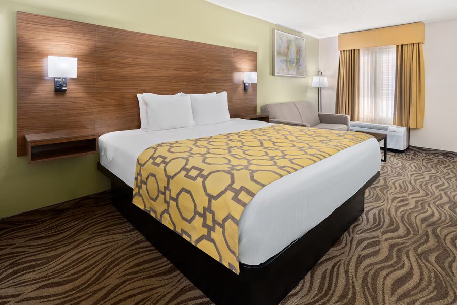 Baymont by Wyndham Griffin — Guest room