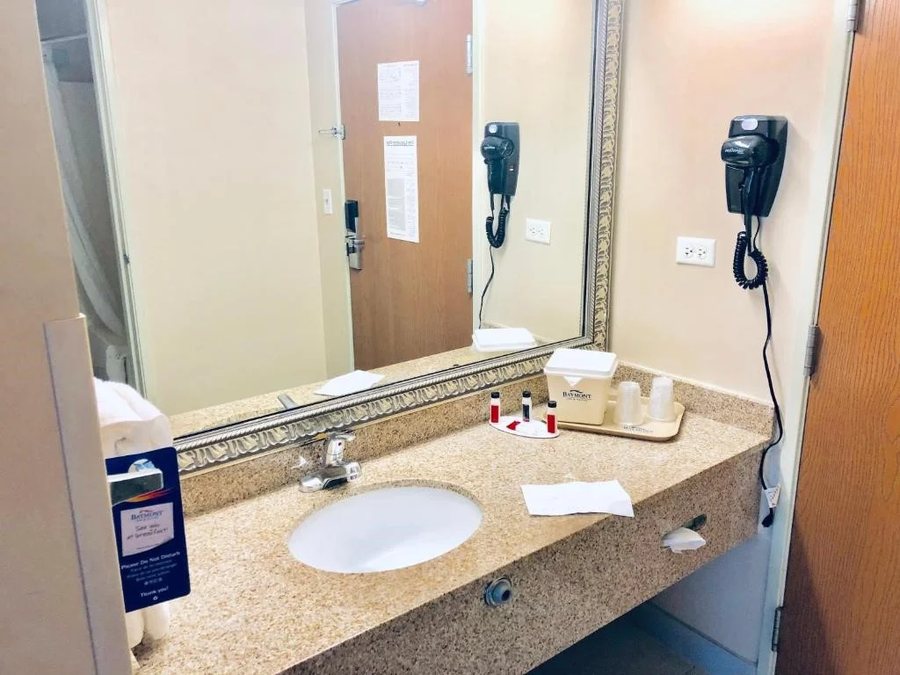 Baymont by Wyndham Gurnee — Bathroom