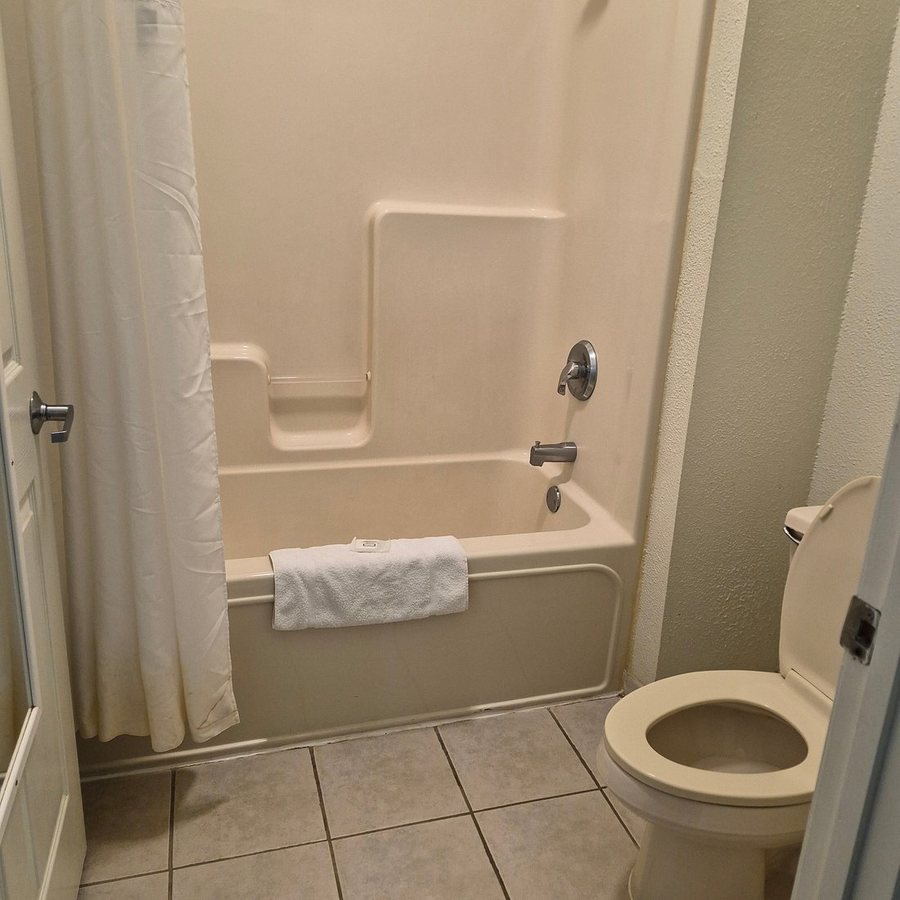 Baymont by Wyndham Helen — Bathroom