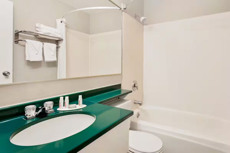 Baymont by Wyndham Helena — Bathroom