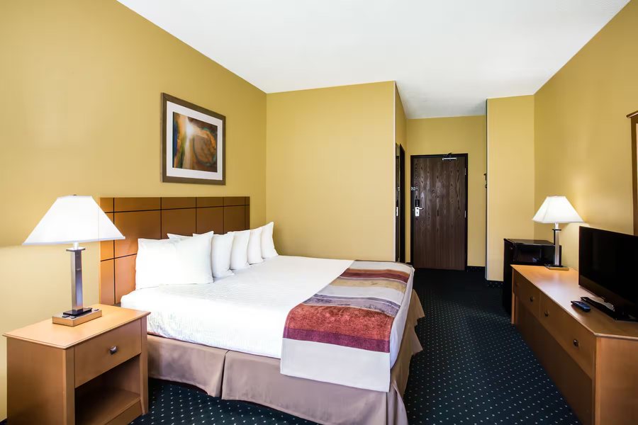 Baymont by Wyndham Helena — Guest room