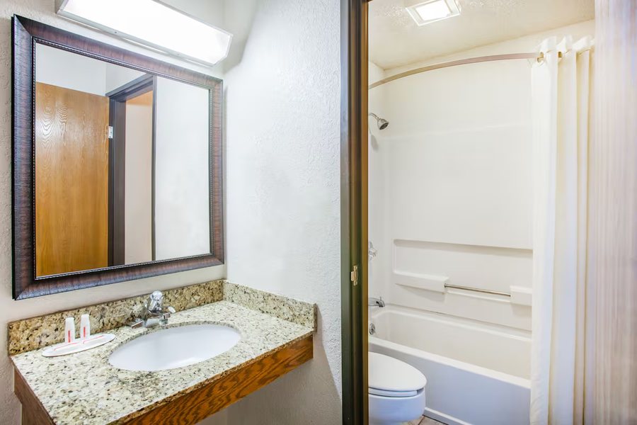 Baymont by Wyndham Hot Springs — Bathroom