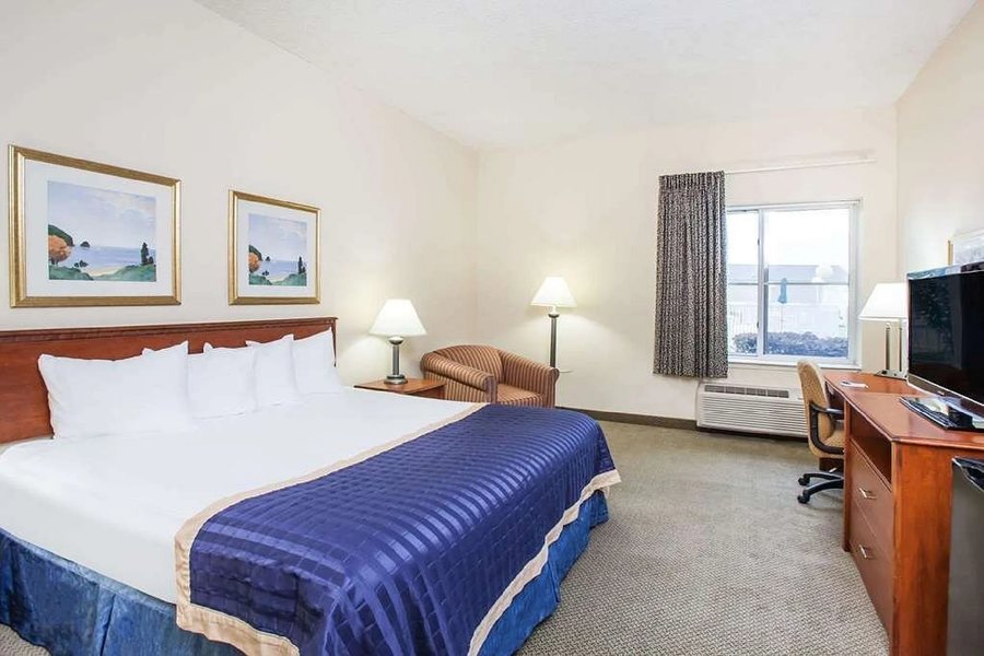 Baymont by Wyndham Hot Springs — Guest room