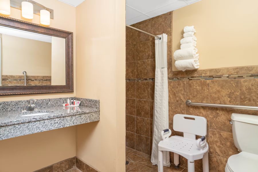 Baymont by Wyndham Hot Springs On the Lake — Bathroom