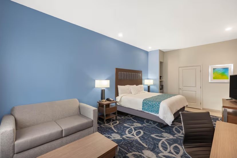Baymont by Wyndham Houston Hobby Airport — Guest room