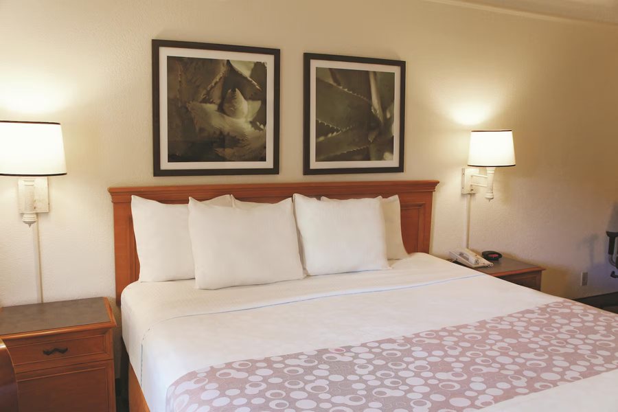 Baymont by Wyndham Houston La Porte — Guest room
