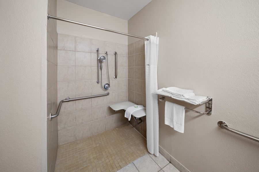 Baymont by Wyndham Houston Westchase — Bathroom