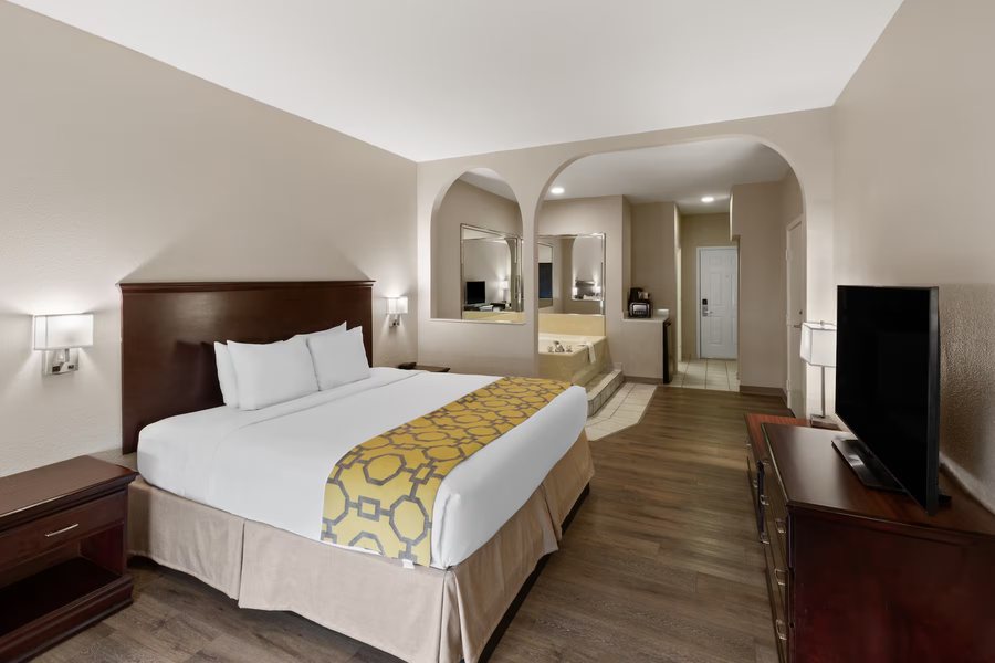 Baymont by Wyndham Houston Westchase — Guest room