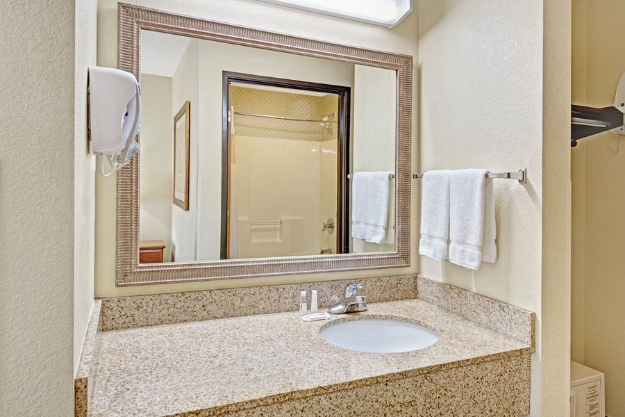 Baymont by Wyndham Indianapolis Northwest — Bathroom
