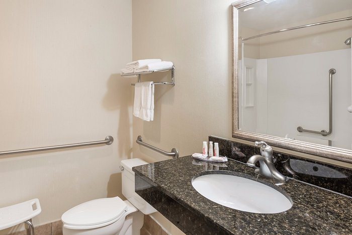 Baymont by Wyndham Indianapolis South — Bathroom