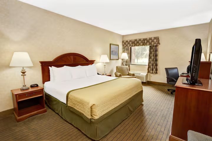 Baymont by Wyndham Indianapolis West — Guest room
