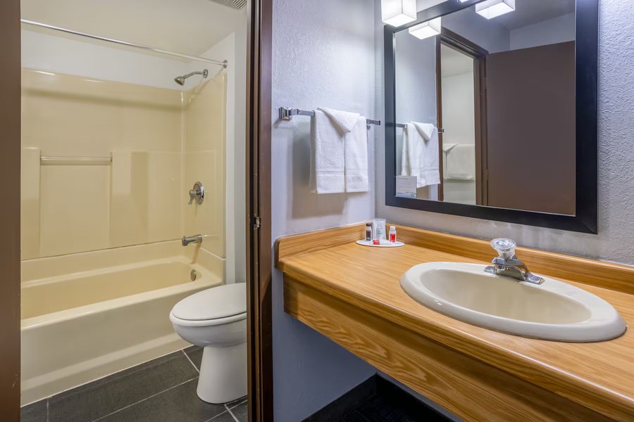 Baymont By Wyndham Iron Mountain — Bathroom