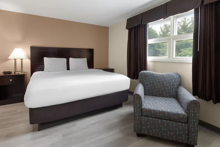 Baymont By Wyndham Iron Mountain — Guest room