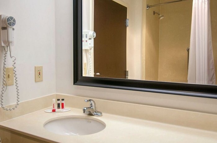 Baymont by Wyndham Jackson Ridgeland — Bathroom